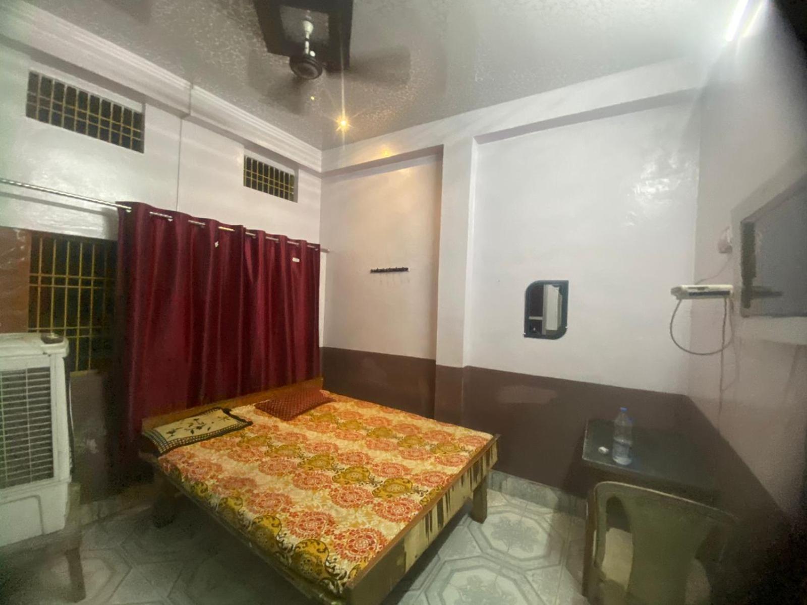 Hotel Yatri Niwas Варанаси Екстериор снимка
