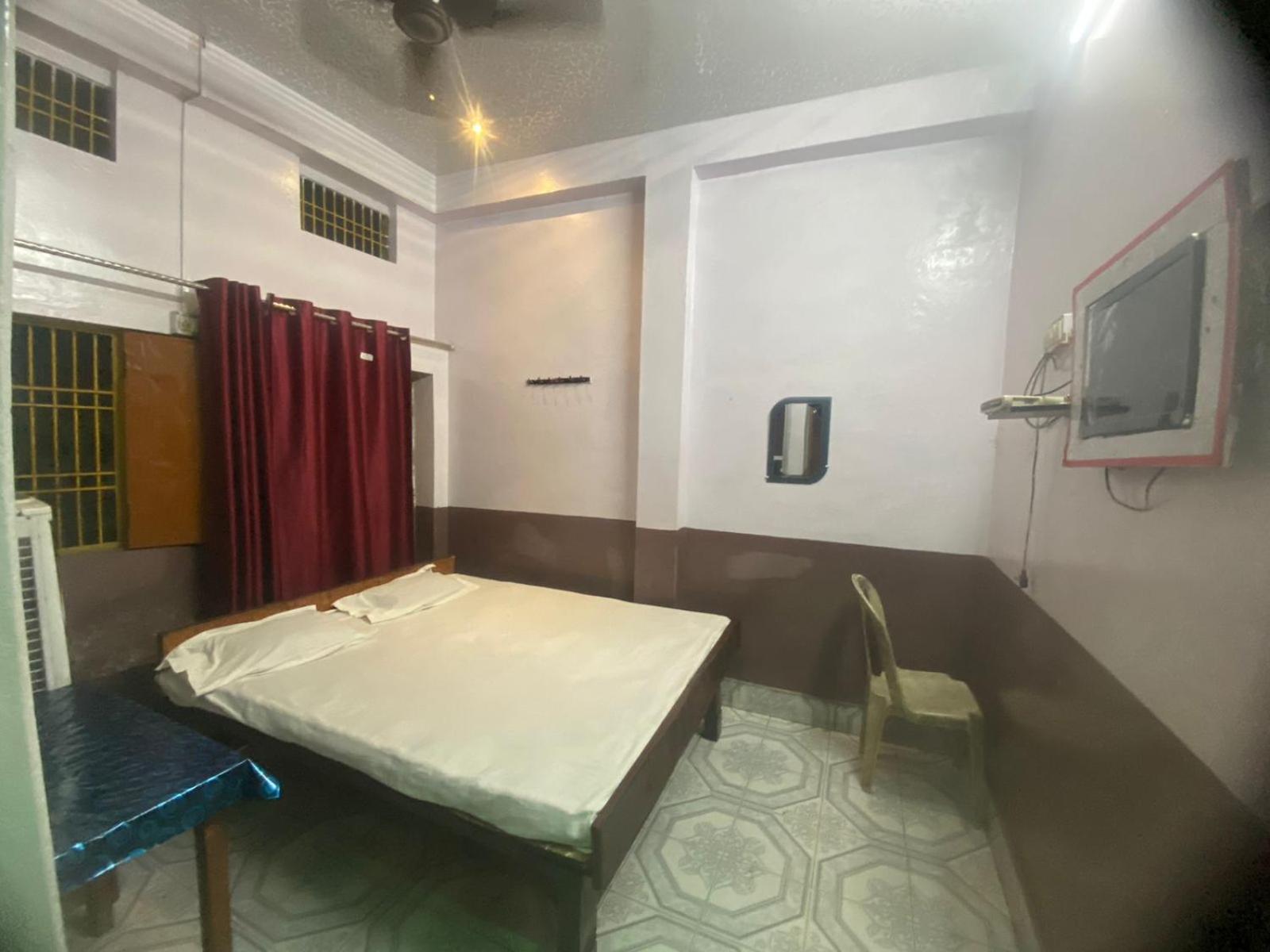 Hotel Yatri Niwas Варанаси Екстериор снимка