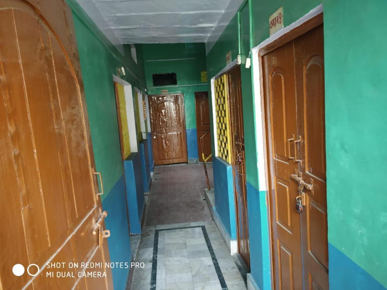 Hotel Yatri Niwas Варанаси Екстериор снимка