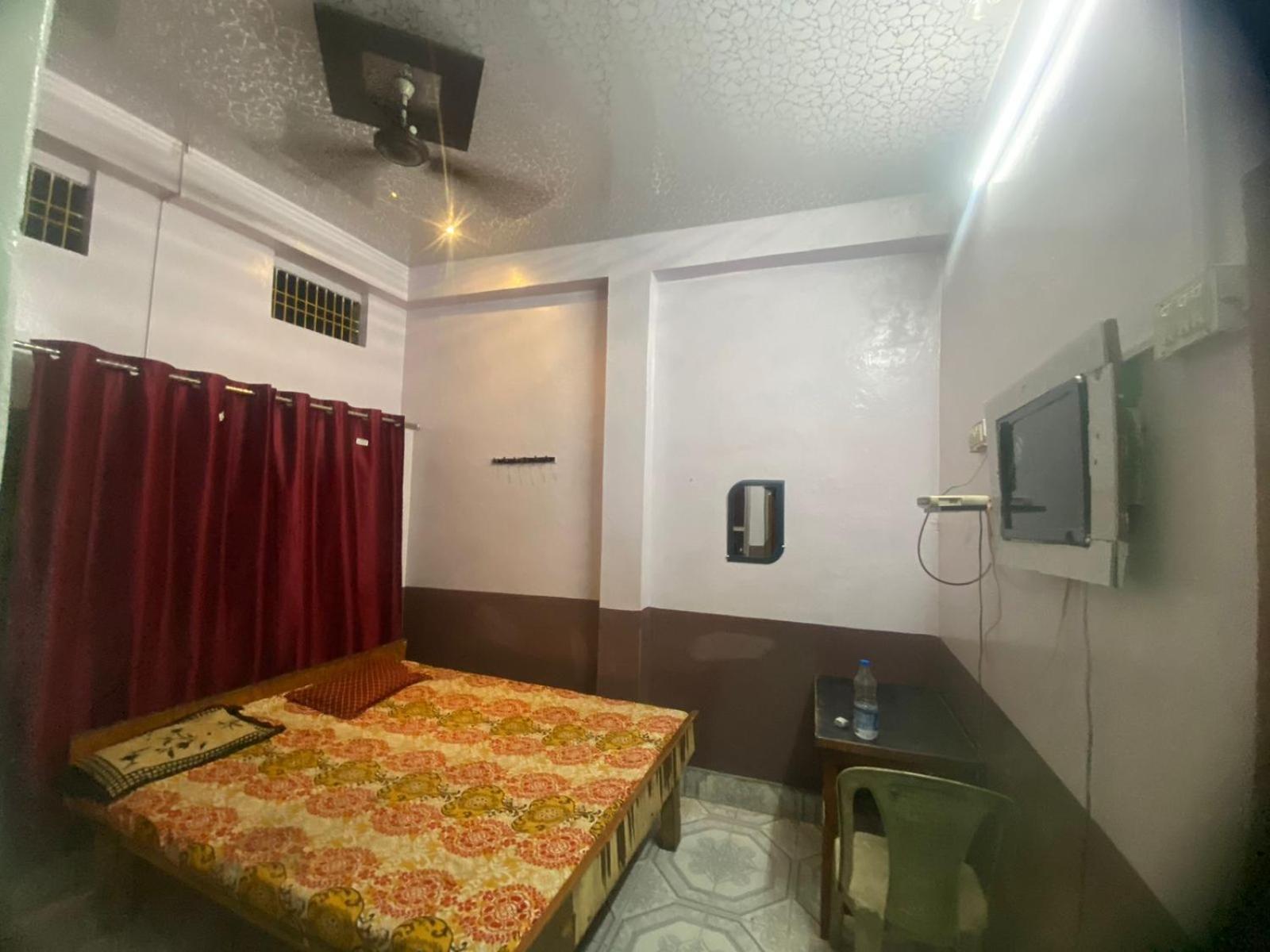 Hotel Yatri Niwas Варанаси Екстериор снимка